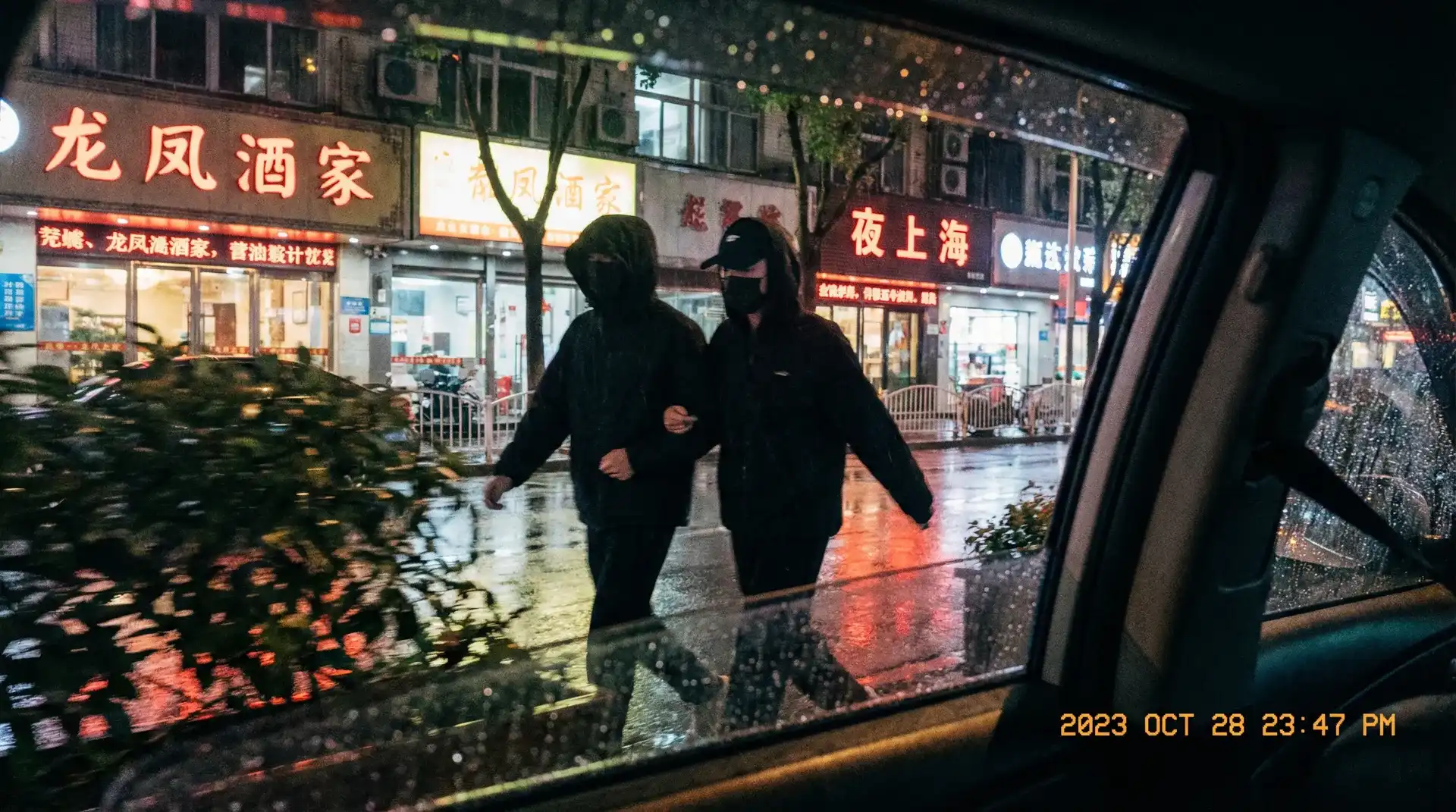雷速娱乐 - 顶流明星深夜密会现场抓拍照片